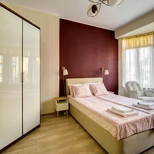 65 - Airy Aprt At Center Apartment
