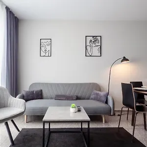 Cozy & Parking Next To St Sophia Hospital Apartment
